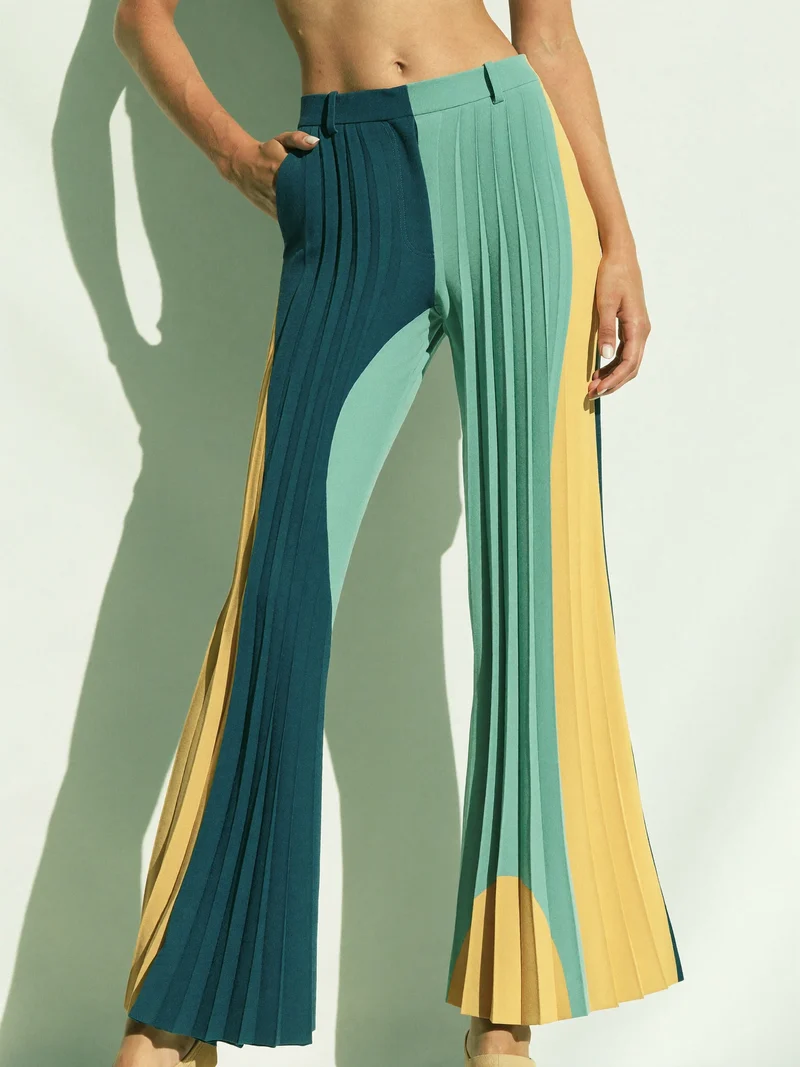 Studio illustrato di pantaloni ampi plissettati con cuciture curve
